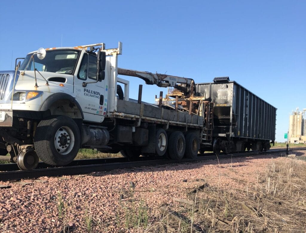 2003 material truck pulling railray